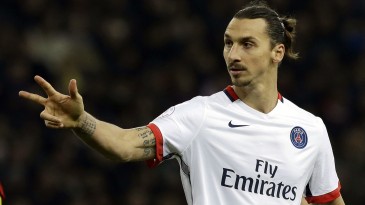 Ibrahimovic adicionou mais um golaço à sua coleção com esse chute incrível contra o Caen
