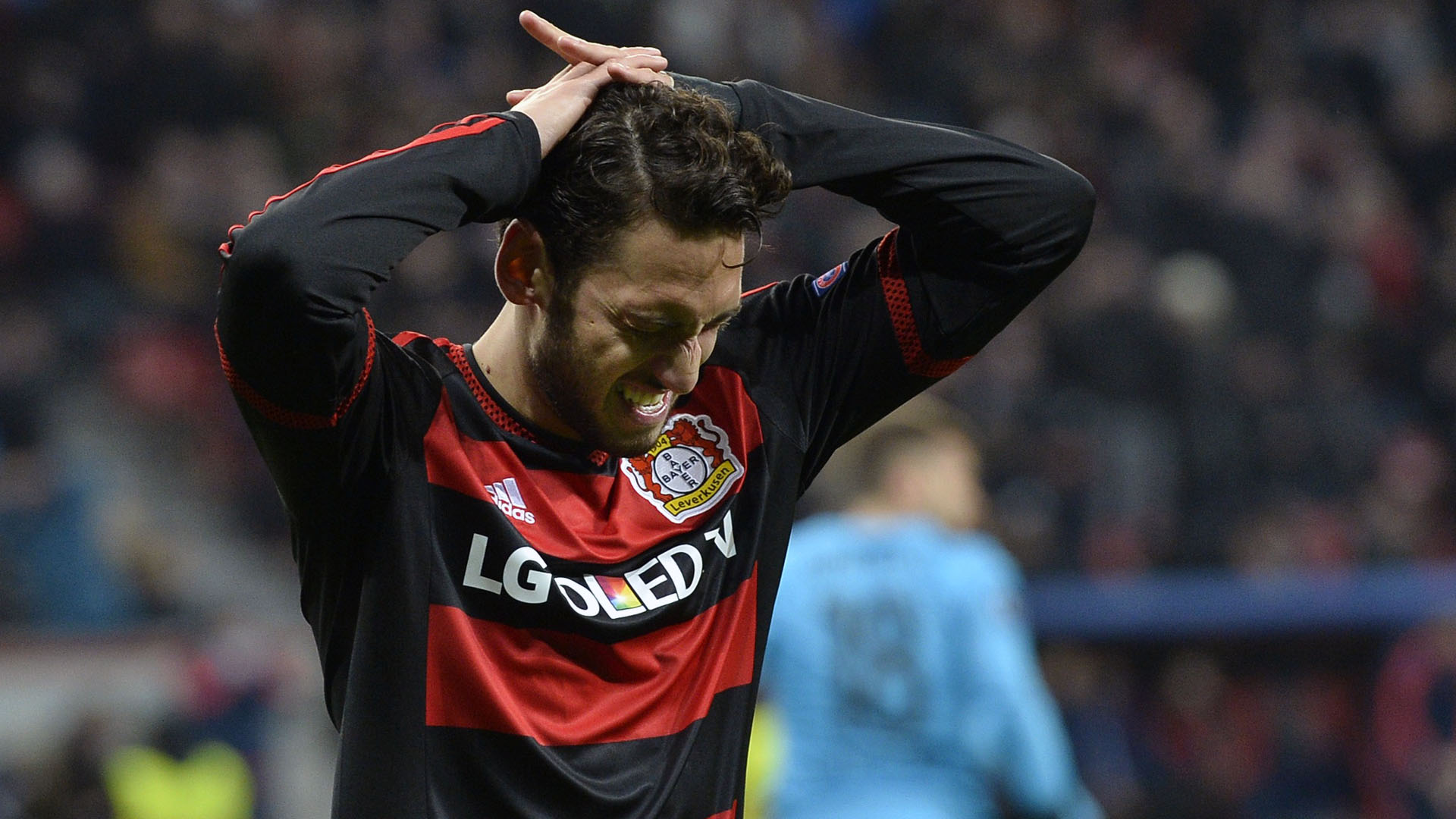 &Ccedil;alhanoglu lamenta: Leverkusen n&atilde;o conseguiu vencer o Barcelona recheado de reservas (AP Photo/Martin Meissner)