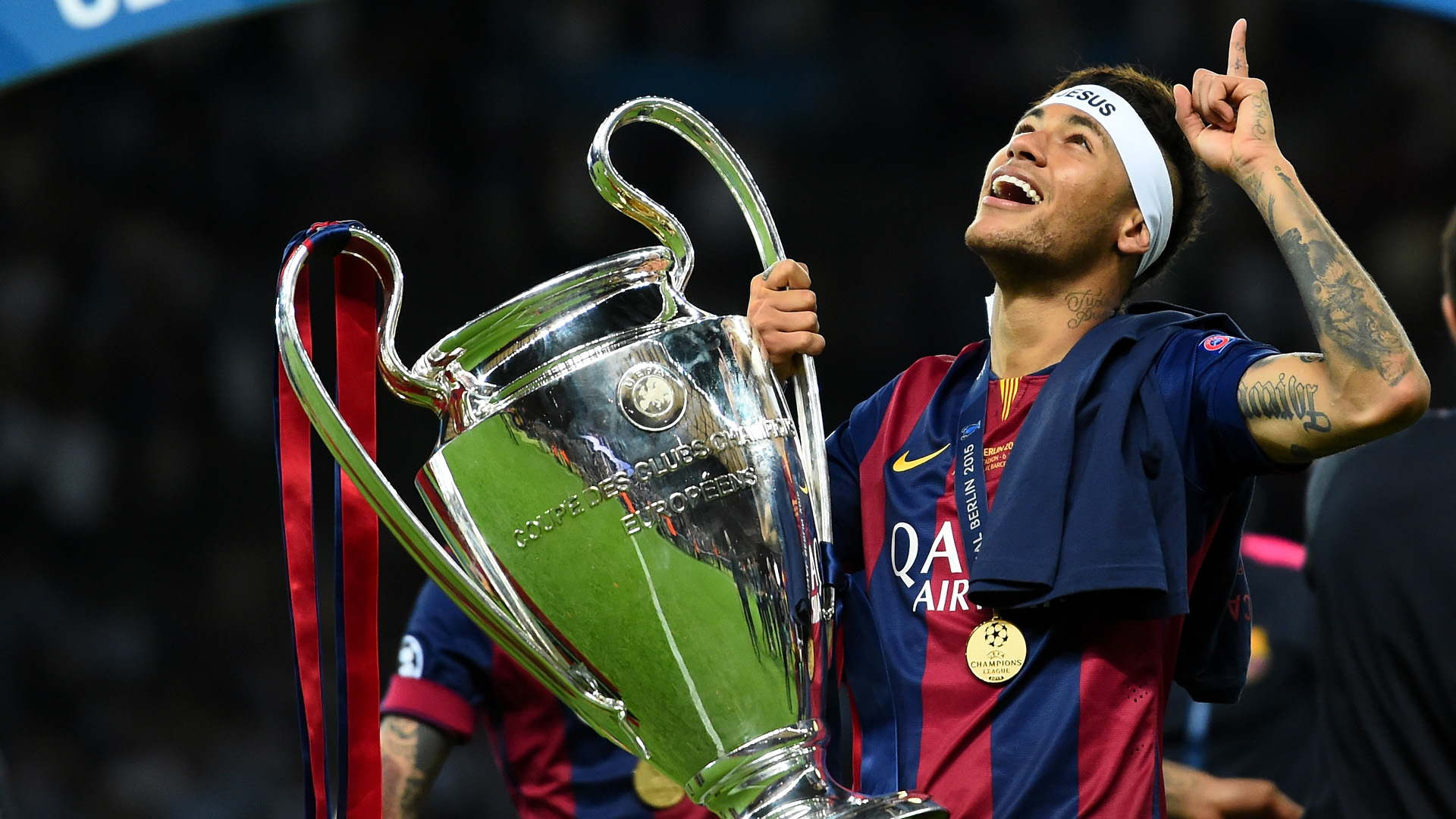 Neymar comemora o t&iacute;tulo do Barcelona na Champions League (Photo by Laurence Griffiths/Getty Images)