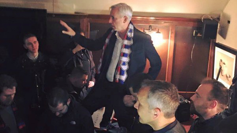 Pardew conquistou de vez a torcida ao comemorar vit&oacute;ria do Palace com grupo em um pub