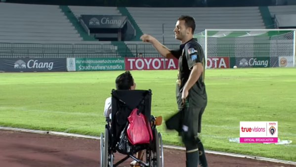 Brasileiro faz o gol e comemora com garoto em cadeira de rodas na Tail&acirc;ndia