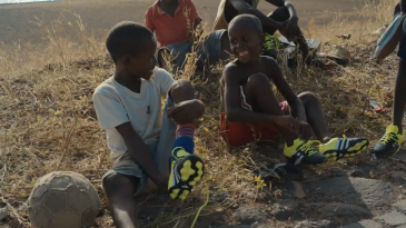Benfica distribuiu chuteiras a meninos carentes e gerou uma das cenas mais tocantes deste Natal