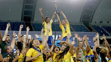 Que cartão de visitas para os EUA! Mônica fez dois gols no jogo do título do Brasil