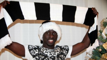 Cissé abre as portas da sua casa e entrega presentes para jovens torcedores do Newcastle