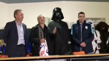 Pachuca disfarça Omar González de Darth Vader para apresentá-lo à torcida