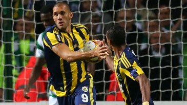 Olha o homem de novo: Fernandão garantiu uma vitória importante para o Fenerbahçe