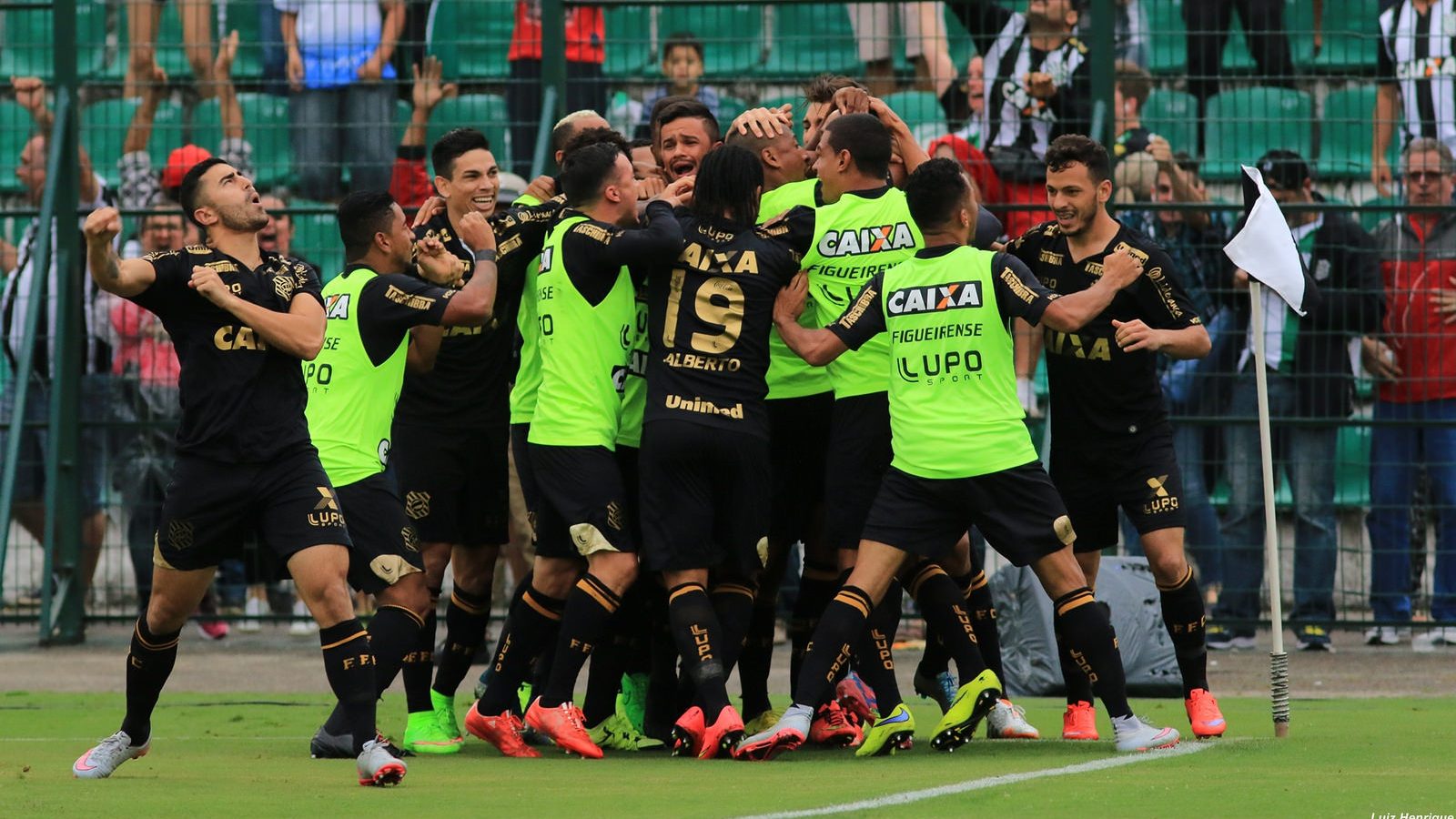 Entre a queda e a salva&ccedil;&atilde;o: Rivais de Floripa viveram ang&uacute;stia dupla no final do Brasileir&atilde;o