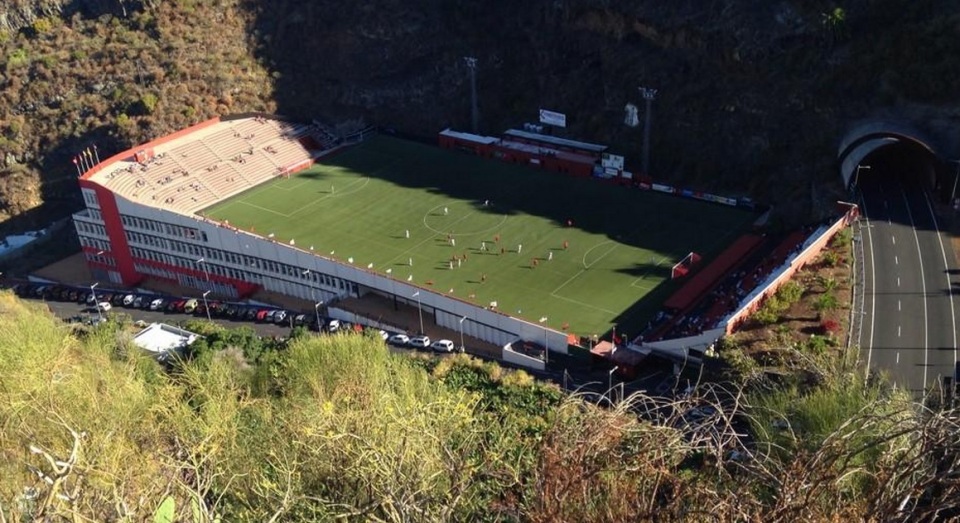 Descubra o est&aacute;dio mais peculiar da Espanha: encravado nas montanhas, no terra&ccedil;o de um pr&eacute;dio