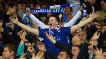 Leicester comemora o fim de um ano mágico com cerveja de graça para a sua torcida