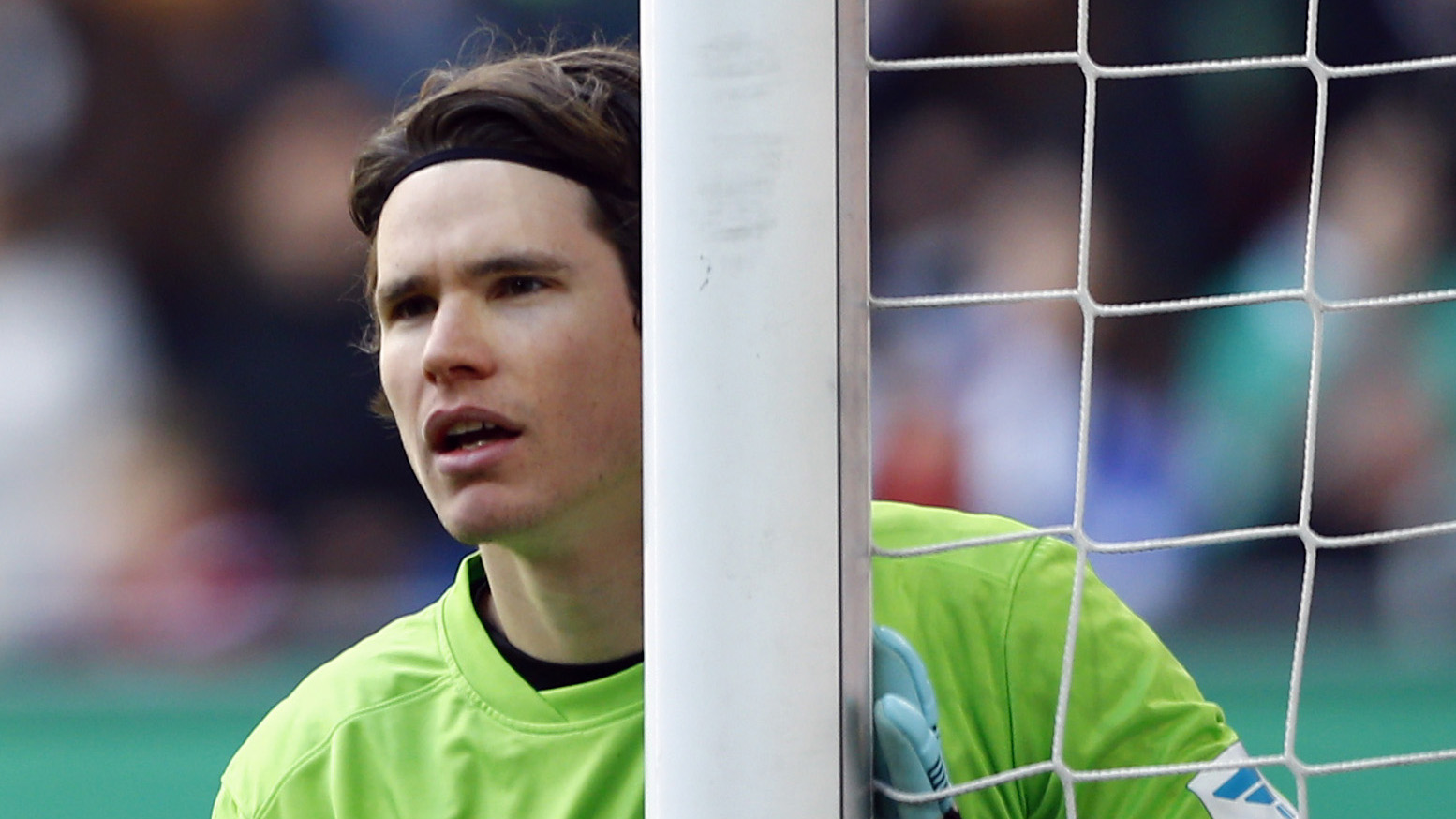 A conta chegou para o goleiro malandro do Augsburg. Literalmente