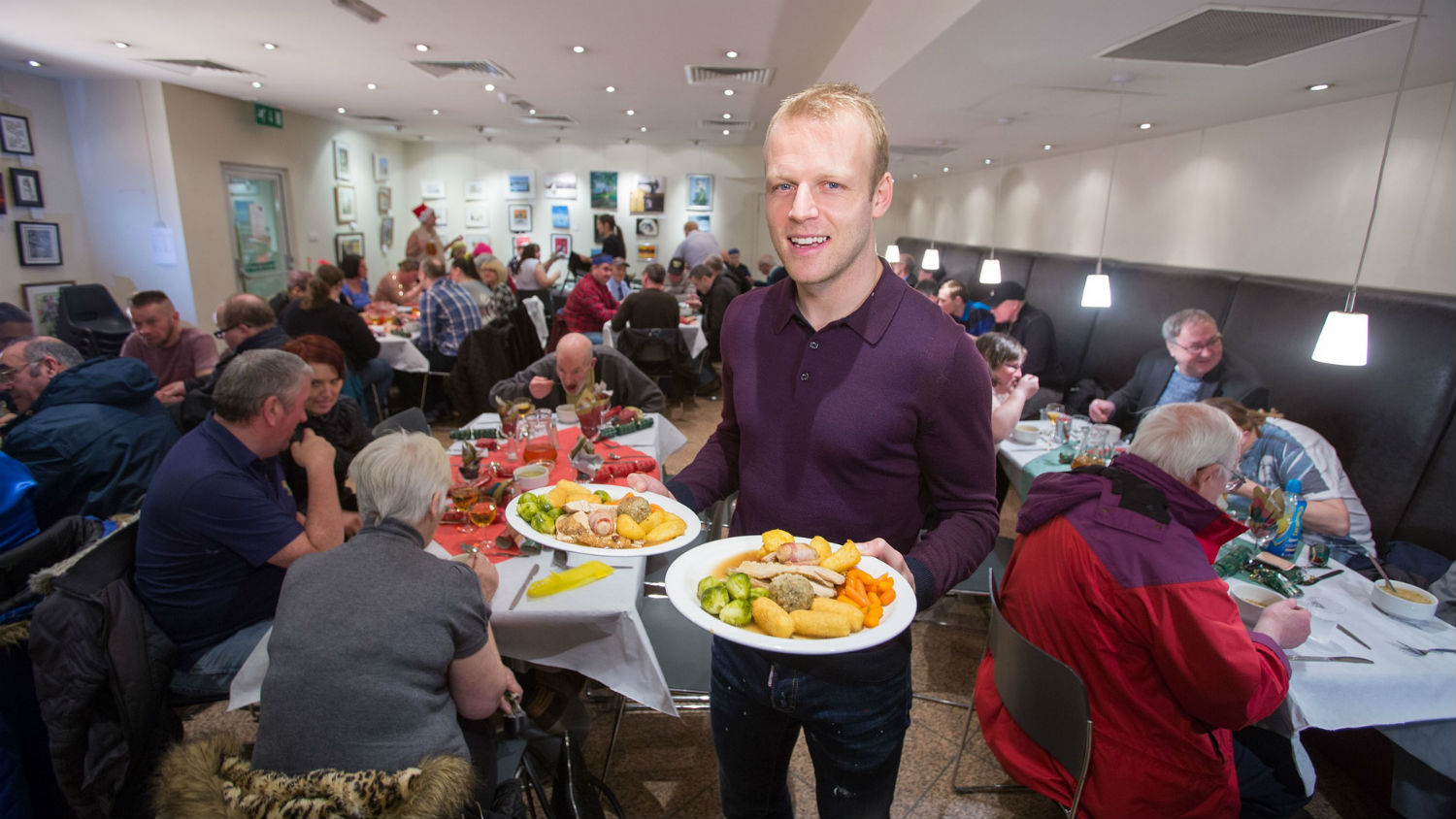 Naismith pagou um almo&ccedil;o de Natal para centenas de moradores de rua de Glasgow
