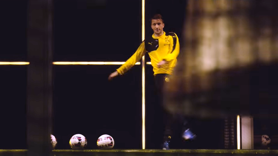 [V&iacute;deo] Dortmund homenageou a torcida tocando &ldquo;Jingle Bells&rdquo; com bolas de futebol