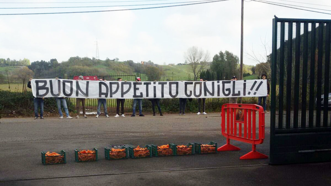 &ldquo;Acobou a paz&rdquo;: Torcida da Roma leva 50 kg de cenoura ao CT e chama jogadores de covardes