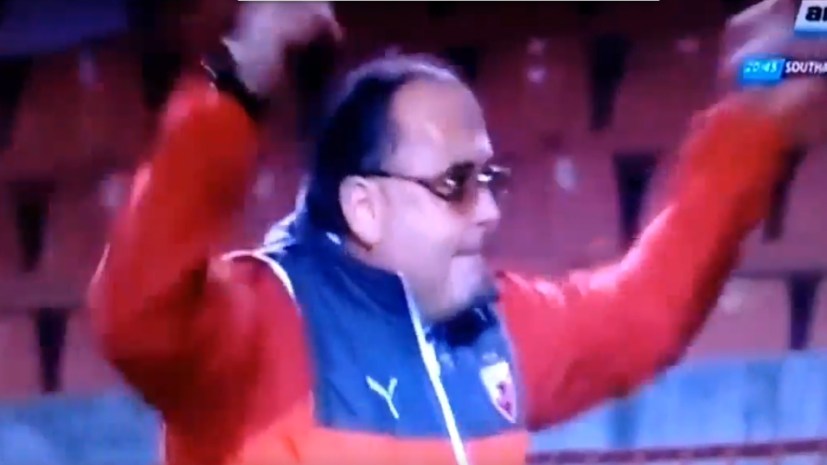 T&eacute;cnico do Estrela Vermelha foi ovacionado, mesmo expulso e com elimina&ccedil;&atilde;o levando goleada