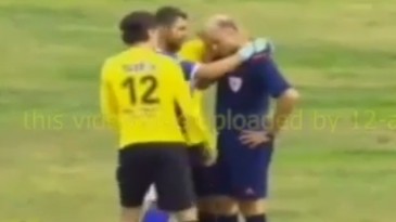 Xingado pela torcida, árbitro chora em campo e acaba consolado pelos jogadores
