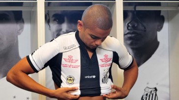 O Santos apresentou o seu novo uniforme com o branco tradicional, mas com diferenças no uniforme reserva