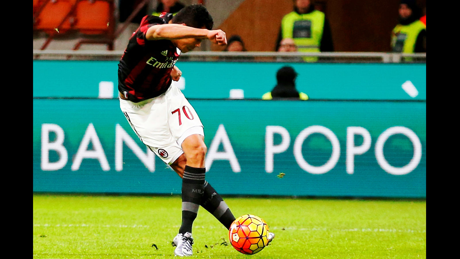 O Milan tem o caminho aberto na Copa da It&aacute;lia, e Bacca at&eacute; humilhou neste gol de letra