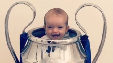 [Vídeo] Sneijder fez o que qualquer pai faria: colocou o filho na taça da Champions League