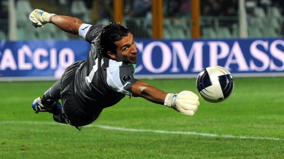 Nos 38 anos de Buffon, as cinco melhores defesas de sua carreira (segundo ele mesmo)