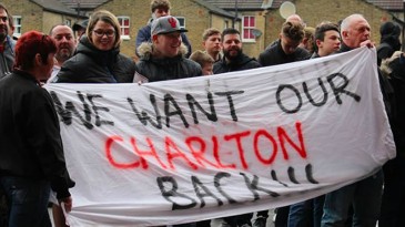 A torcida do Charlton não aguenta mais a displicência e a falta de tato da administração do clube