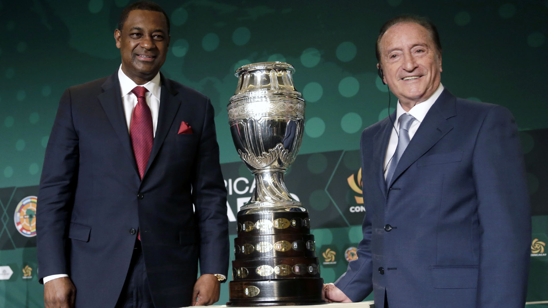 Jeffrey Webb (esq.), ent&atilde;o presidente da Concacaf, e Eugenio Figueiredo, ent&atilde;o presidente da Conmebol, no an&uacute;ncio da Copa Am&eacute;rica de 2016. Ambos est&atilde;o presos atualmente (AP Photo/Alan Diaz)