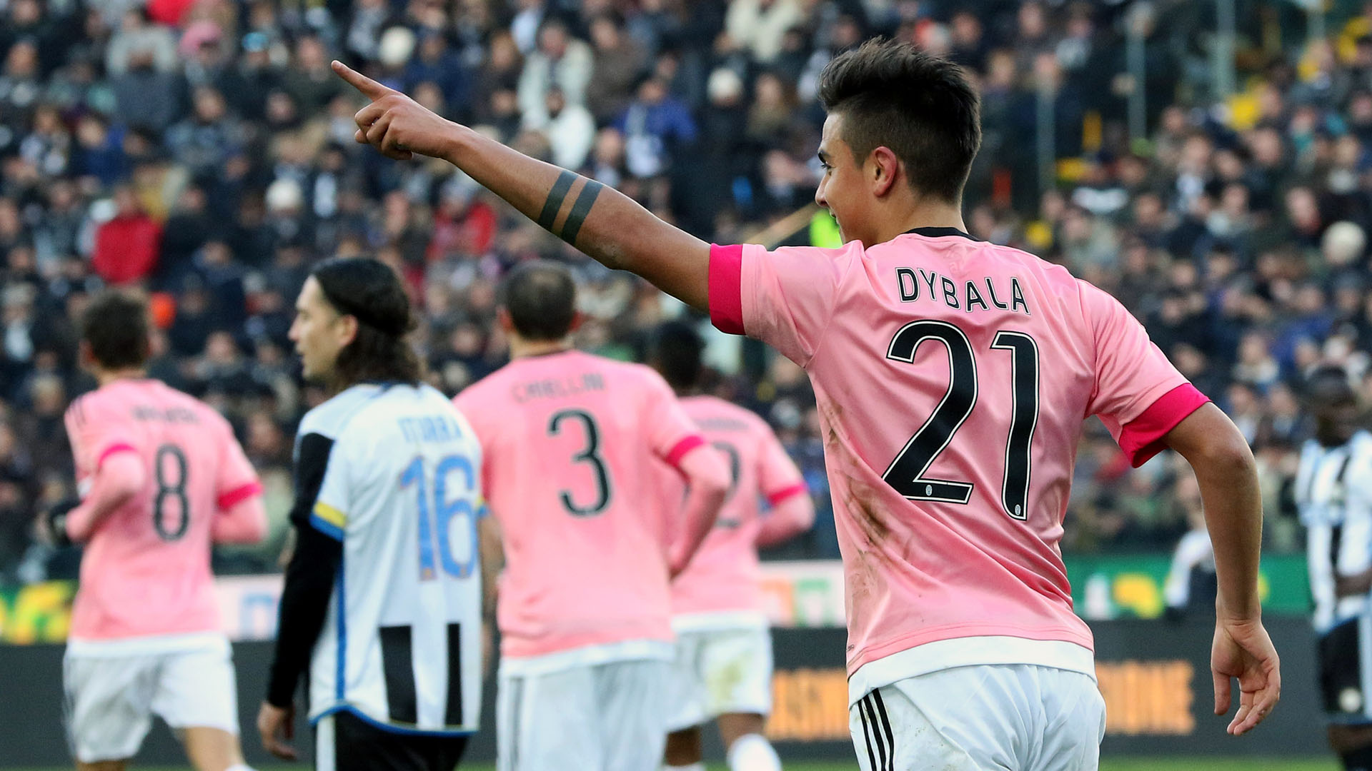 Na estreia do novo est&aacute;dio da Udinese, Dybala brilhou pela Juventus