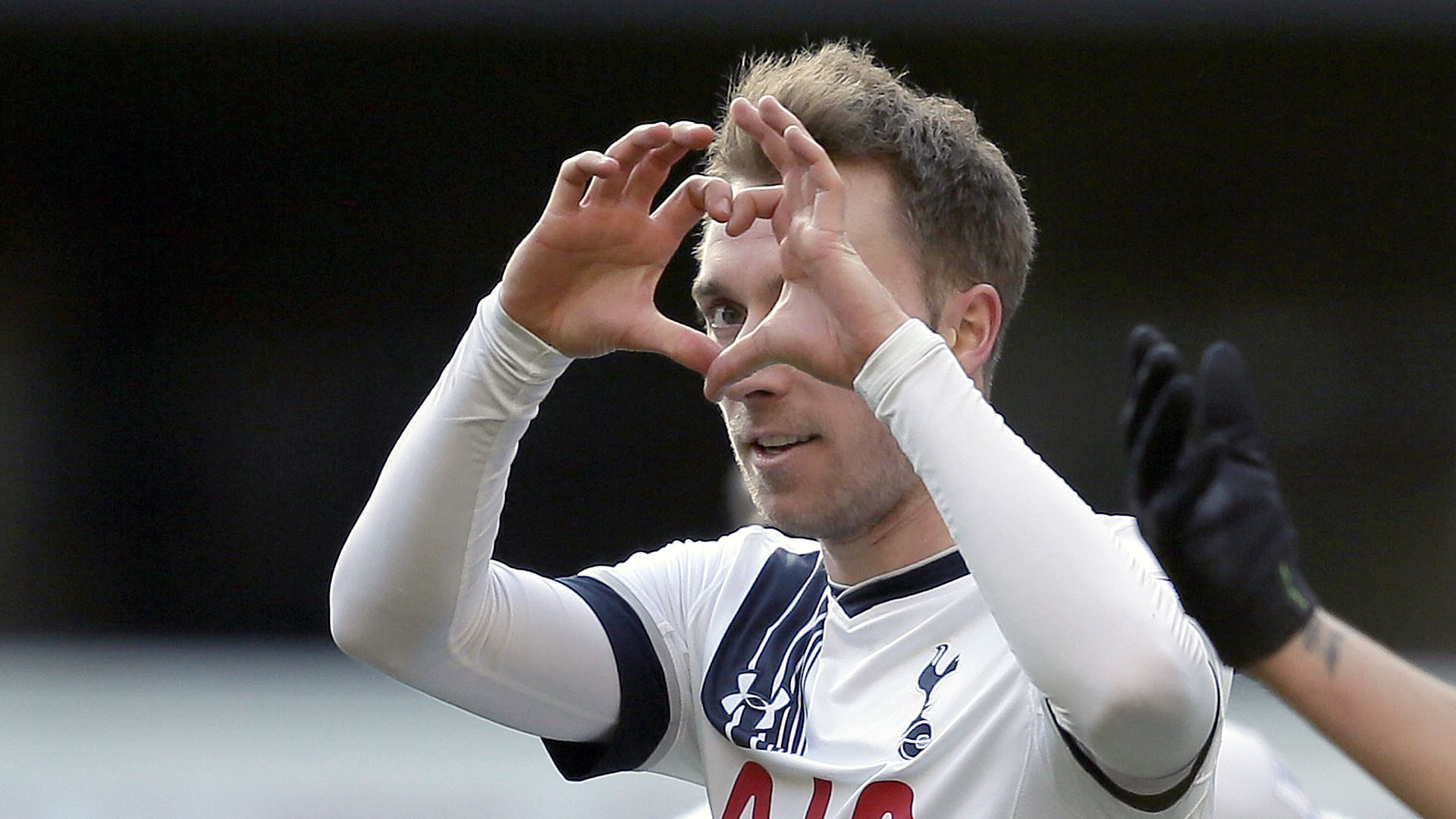 Eriksen faz o torcedor do Tottenham sonhar cada vez mais alto na Premier League