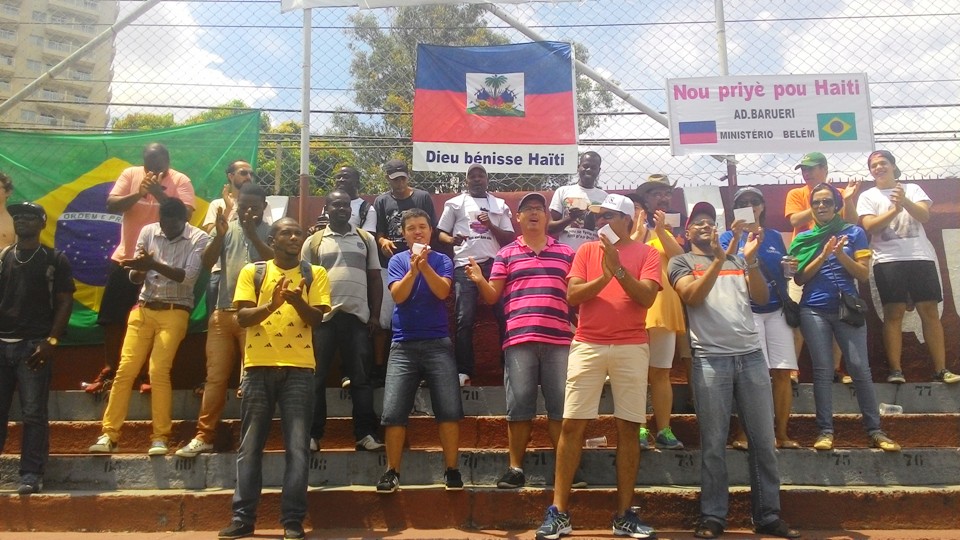 Ainda no come&ccedil;o do jogo, os haitianos come&ccedil;avam a se somar na Javari