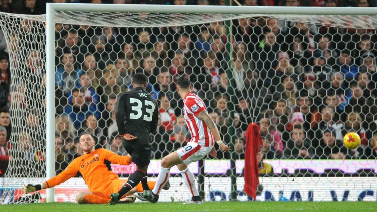 Liverpool superou les&otilde;es para sair de Stoke mais pr&oacute;ximo da final da Copa da Liga