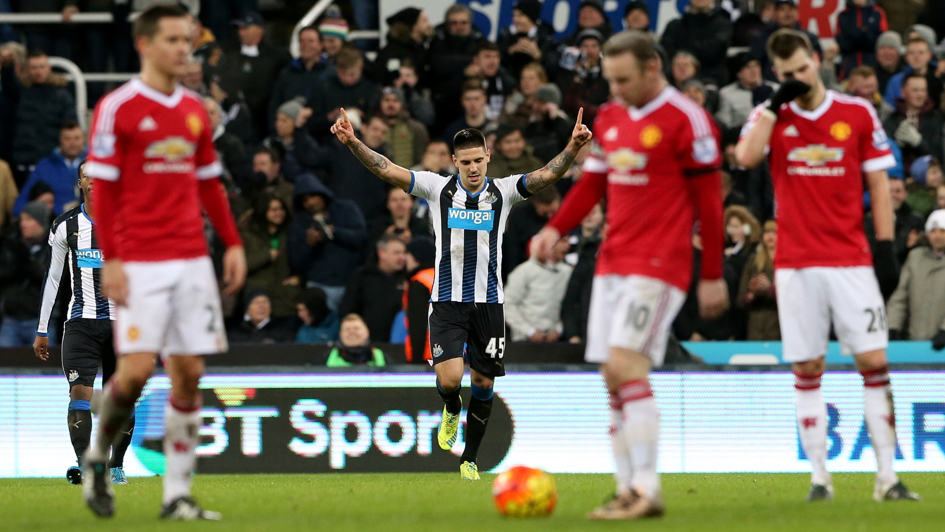 Rooney brilha, Van Gaal em f&uacute;ria e Newcastle arranca empate com Manchester United