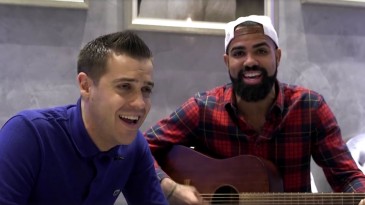 [Vídeo] Sandro está na segundona inglesa, mas mostra seu talento como músico em programa de TV