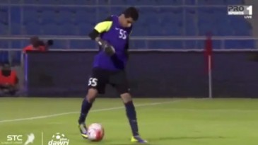 O goleiro do Al-Draih ainda tenta entender como ele sofreu esse gol contra ridículo