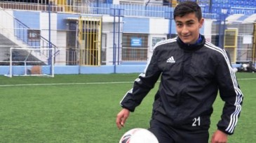 Cego de um olho, garoto turco realiza sonho e estreia como profissional contra Fenerbahçe