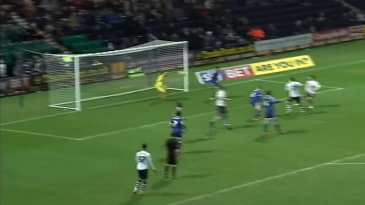 Esta defesa na segundona inglesa é das melhores que você verá em toda a temporada