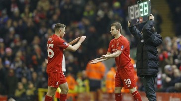 Depois de 619 dias sem jogar, Flanagan foi ovacionado pela torcida do Liverpool