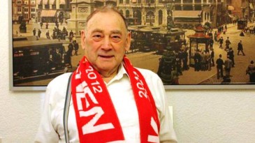 Ao saber que idoso não poderia mais ir ao estádio, Ajax o buscará de carro em todos os jogos