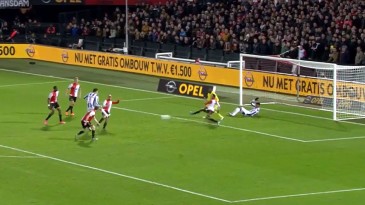 Com a cabeça, jogador do Heerenveen fez a melhor defesa do jogo. Em chute do seu companheiro