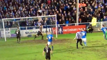 Torcedor que invadiu o campo para reconquistar a ex só conseguiu mesmo uma multa