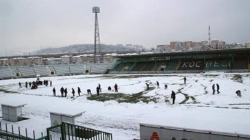Não vai ter jogo? Torcida turca pega pás e limpa neve do gramado para não adiar clássico