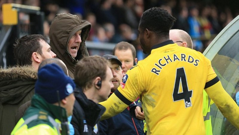 Capit&atilde;o digno: Diante da draga do Aston Villa, Micah Richards foi conversar com torcedores