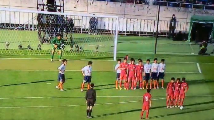 Time colegial do Jap&atilde;o inventou a falta ensaiada mais maluca dos &uacute;ltimos tempos &ndash; e fez o gol