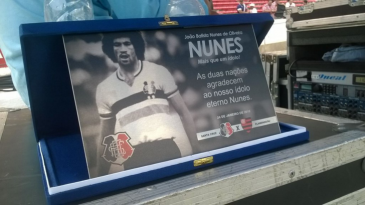 [Vídeo] Santa e Flamengo fizeram uma digna homenagem a Nunes, ídolo das duas torcidas