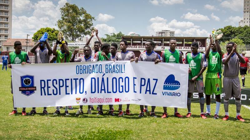 A gratid&atilde;o dos jogadores do P&eacute;rolas Negras (Foto: Vitor Madeira | Viva Rio)