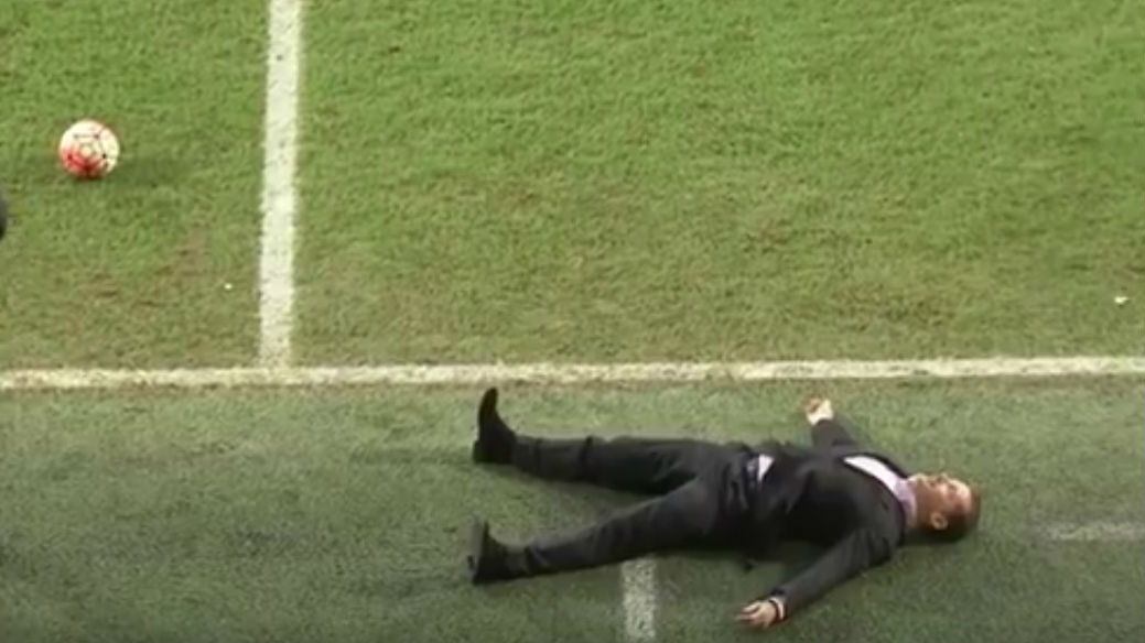 Bola furada ou tiro? T&eacute;cnico do Peterborough diverte torcida com queda teatral