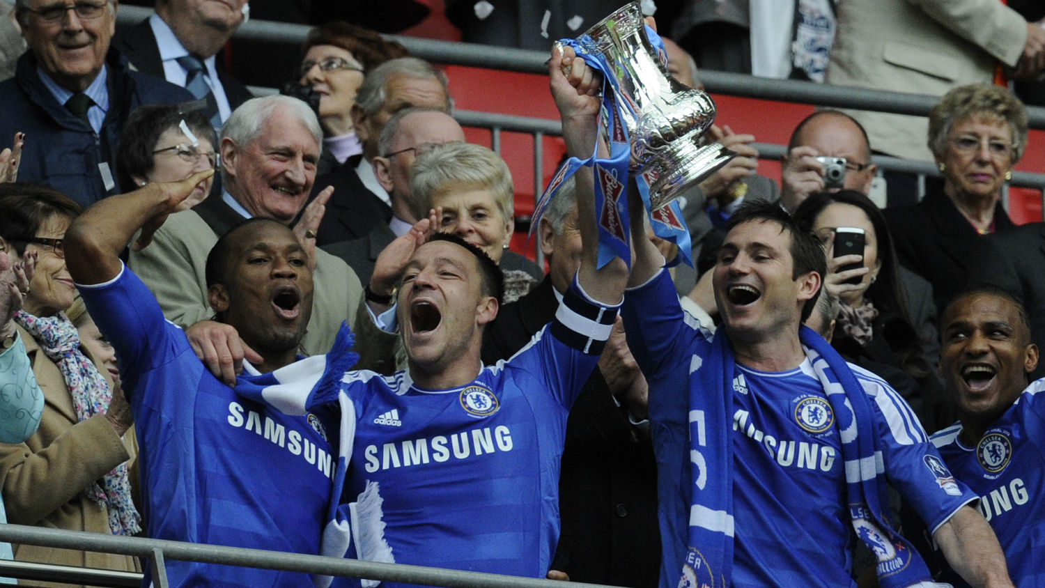 &Iacute;dolo, capit&atilde;o e o &uacute;ltimo dos senadores: sa&iacute;da de Terry marca o fim de uma era no Chelsea