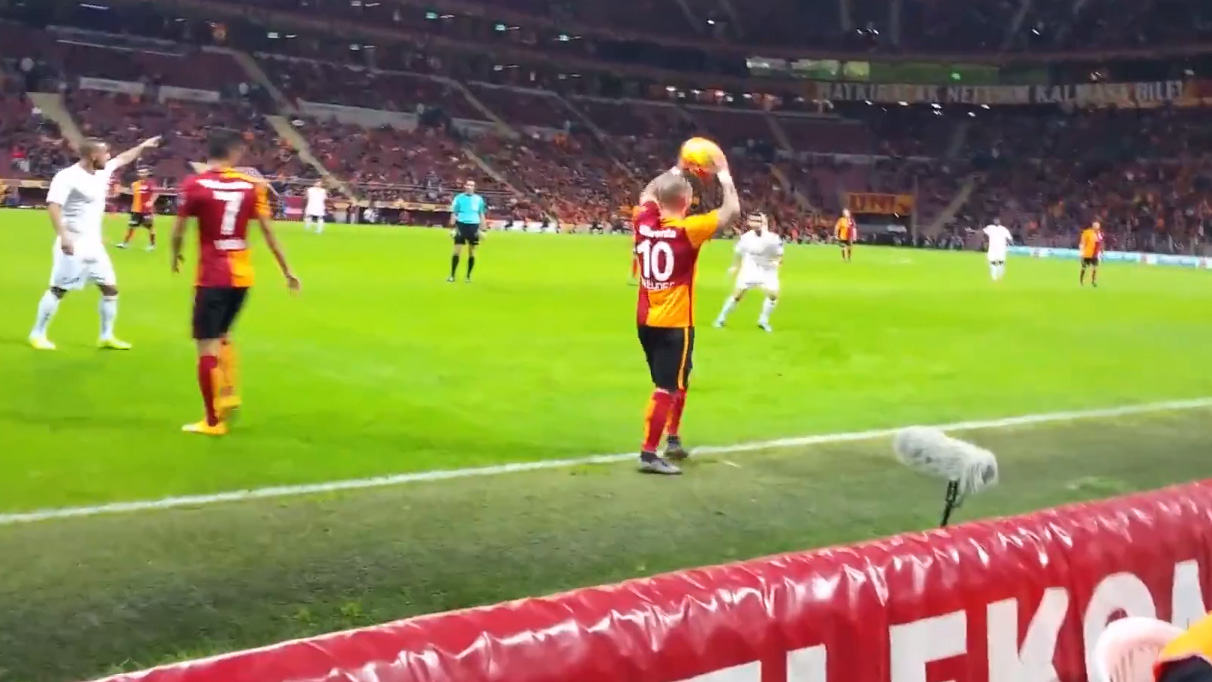 Interatividade: Sneijder acata sugest&atilde;o de torcedor para cobrar lateral ( e agradece)