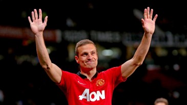 Vidic se aposenta de forma melancólica, mas como um dos melhores zagueiros de sua época