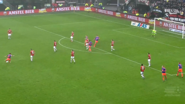 A quinta divisão inglesa e a Eredivisie tiveram dois golaços quase idênticos neste domingo