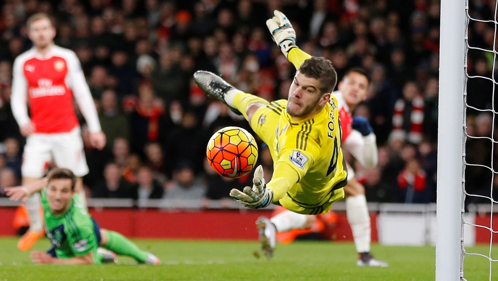 Em rodada de grandes defesas, nenhum goleiro foi mais fant&aacute;stico do que Forster
