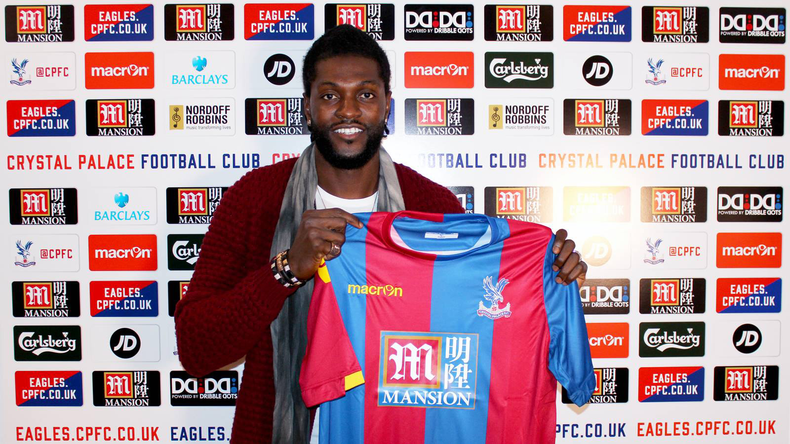 Adebayor conta como foi f&aacute;cil agitar uma pelada em Togo para se manter em forma